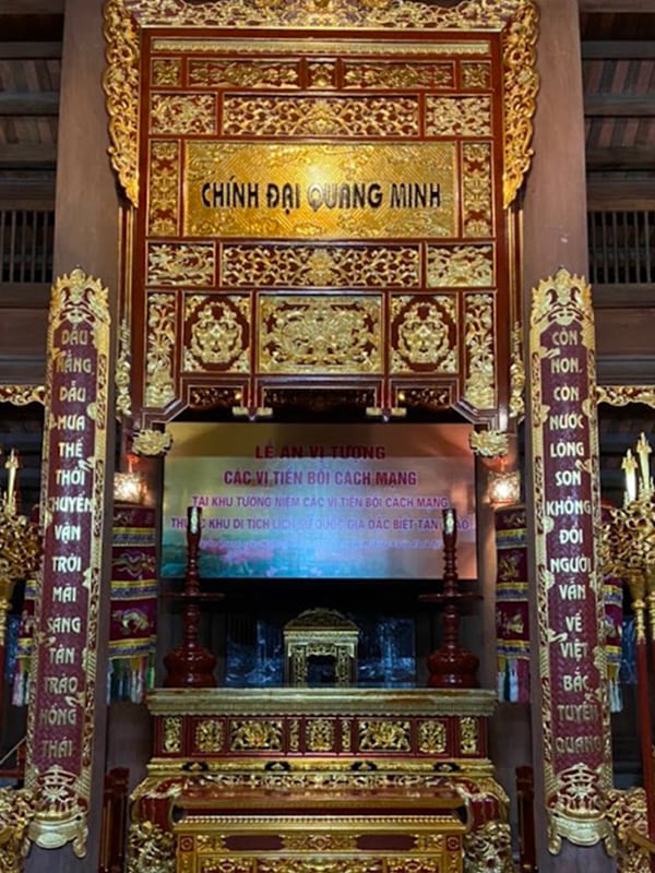 hoanh phi cau doi chu quoc ngu o den