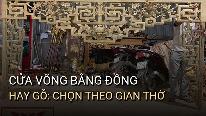 So sánh cửa võng bằng đồng và gỗ; ảnh nền là mẫu cửa võng gỗ triện